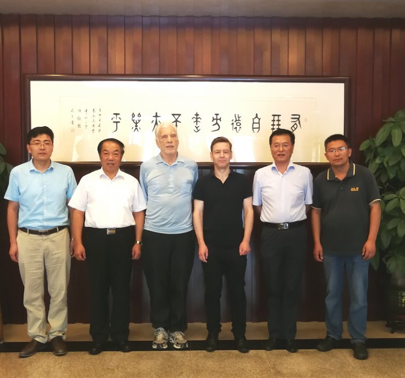 并再次向两位教授以及担任此次报告会翻译的路克利副教授表示致谢