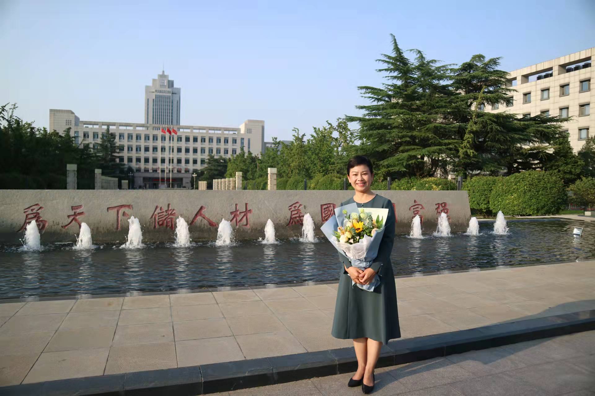 姜楠,女,1974年4月出生,硕士学位,副教授,现任山东大学研究生院,党委